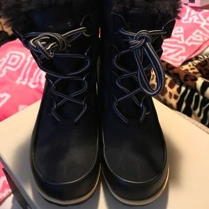 NWOT Faux Fur lined snow boots.
